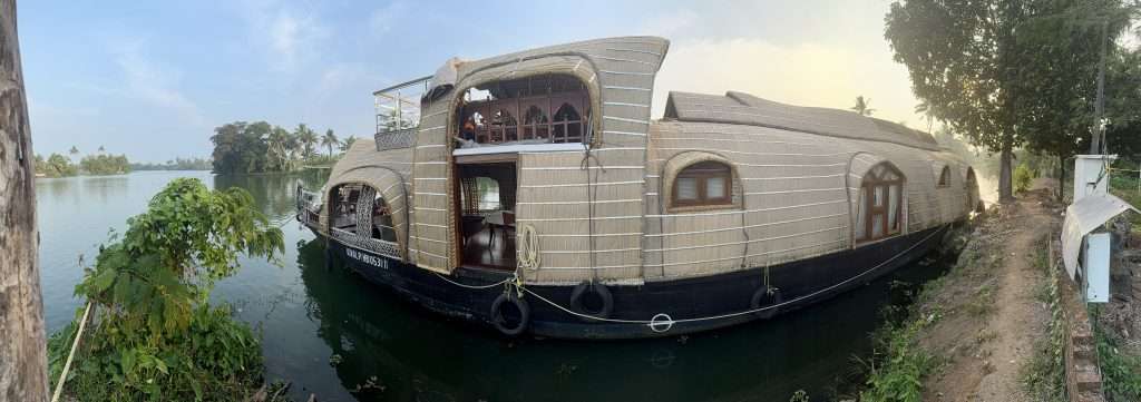 Lakes and Lagoons - Honeymoon Houseboat - Alleppey Kerala